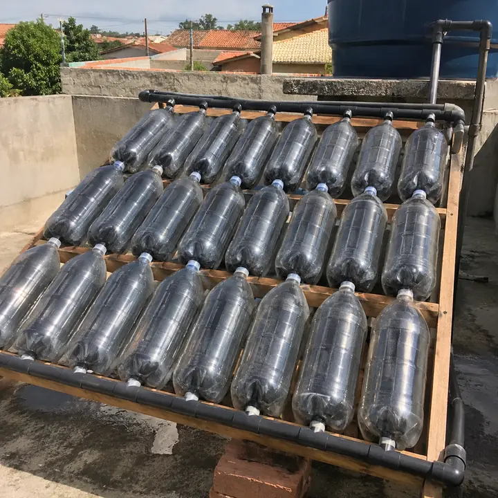 Aquecedor solar caseiro de grande capacidade montado com garrafas PET